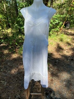 Carol Brent 1950’s vintage lightweight 3/4 slip with eyelet hem and lace Large